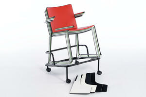 Mit dem Transportwagen können die gestapelten Multan AL ST mit abgenommenen Schreibtabler transportiert werden